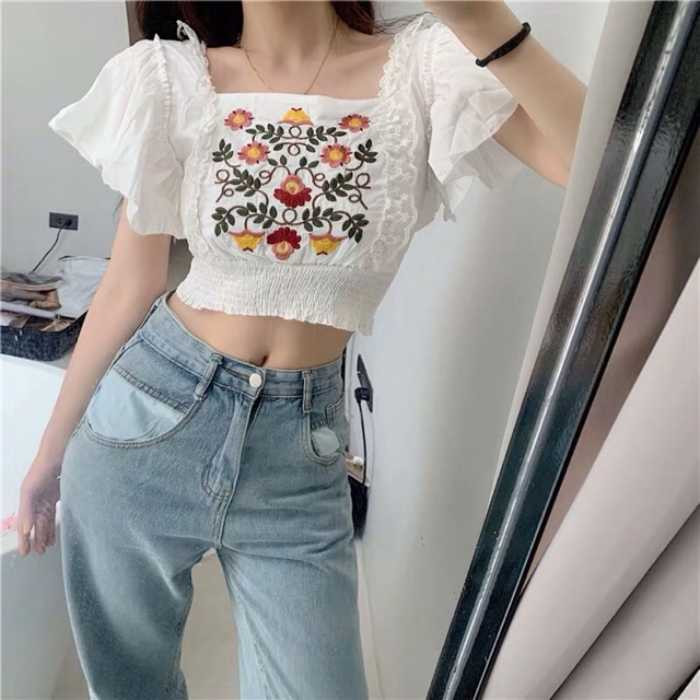 Bộ quần ống suông jean áo croptop họa tiết bản to độc đáo, giúp nàng thêm phần nổi bật