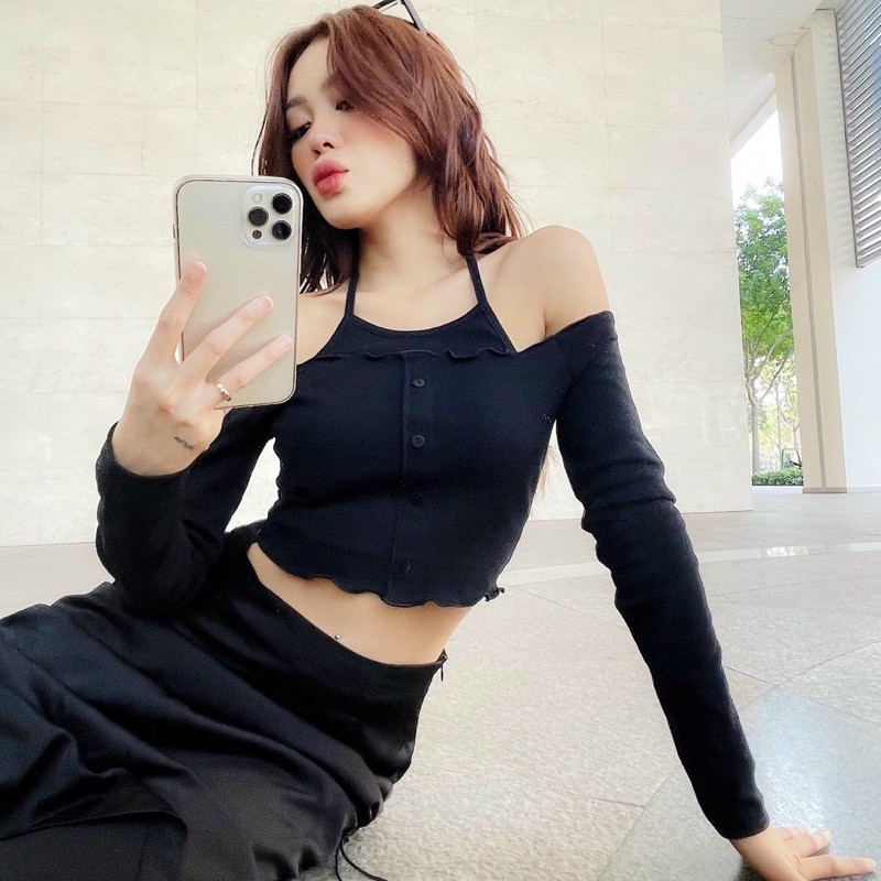 Cô gái duyên dáng trong áo croptop cổ yếm màu trắng, tôn lên bờ vai thon và vẻ đẹp trẻ trung, quyến rũ cho những buổi dạo biển