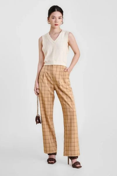 Cô gái sành điệu trong áo croptop trắng phối quần tây cạp cao màu đen, bộ đôi tôn dáng và phong cách công sở