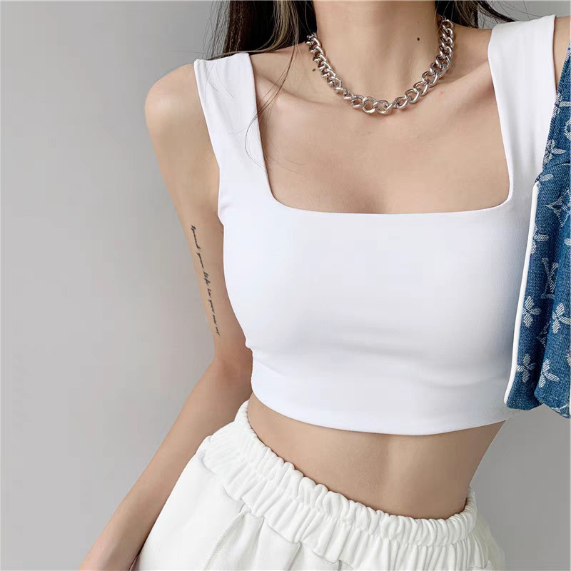 Mẫu áo croptop 2 dây màu trắng đơn giản nhưng quyến rũ, khoe bờ vai thon thả và đường cong cơ thể, lý tưởng cho những ngày hè