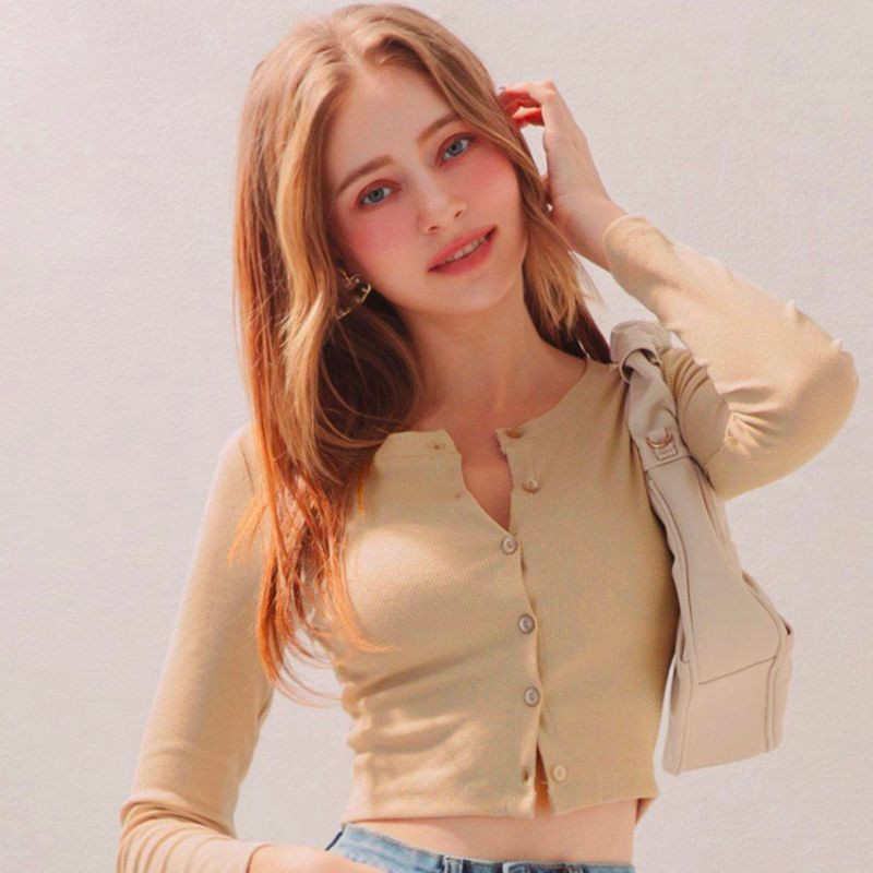 Mẫu áo croptop dài tay trễ vai màu trắng, chất liệu mỏng nhẹ, giúp khoe bờ vai gợi cảm và tạo phong cách thanh lịch, phù hợp cho mùa hè