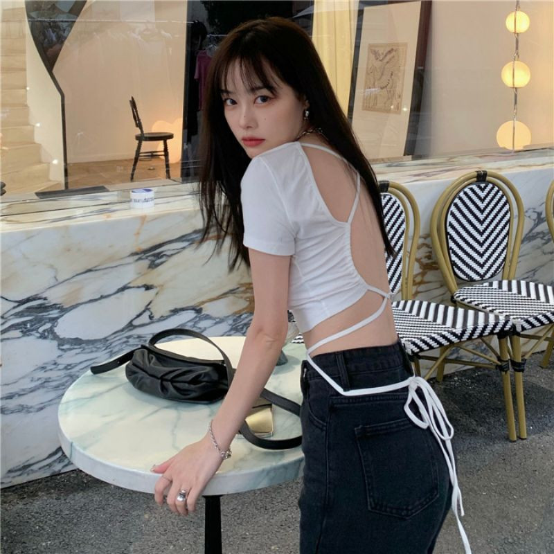 Mẫu áo croptop đan dây màu trắng độc đáo, với chi tiết dây buộc gợi cảm ở phần eo, hoàn hảo để khoe vóc dáng thon thả khi đi biển