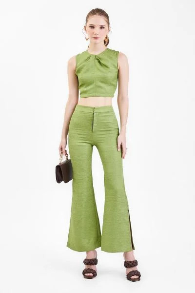 Mẫu áo croptop sát nách cổ tròn màu đen cơ bản, dễ dàng kết hợp cho trang phục công sở hiện đại