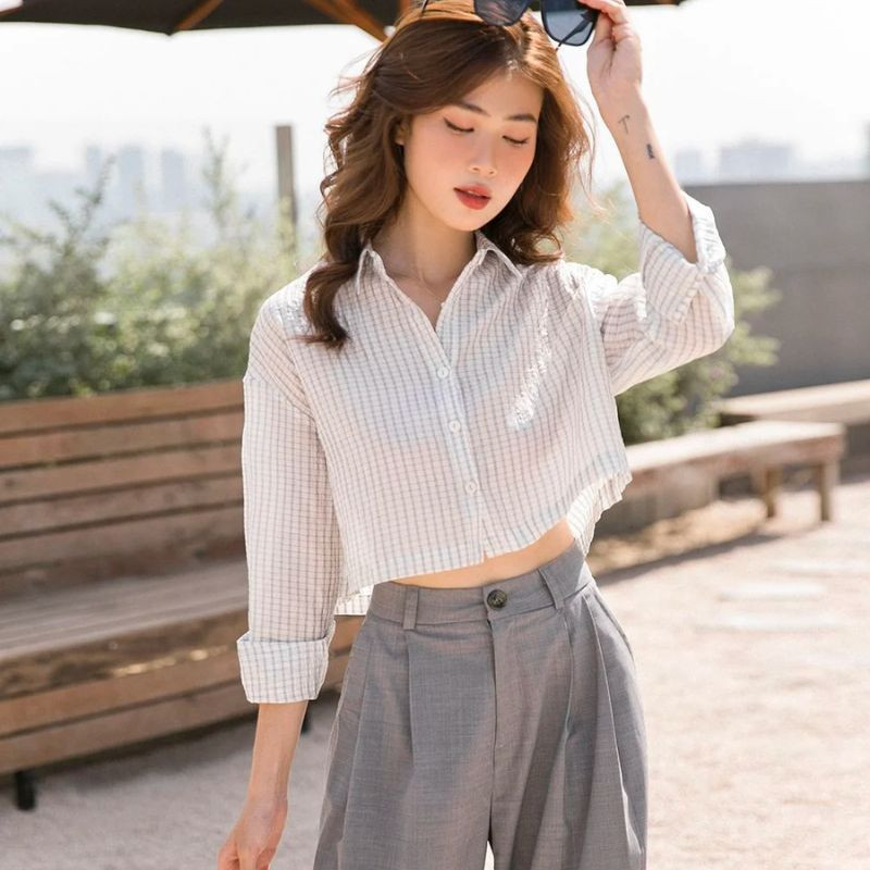 Mẫu áo croptop sơ mi kẻ sọc màu xanh trắng, mang đến vẻ ngoài vừa thanh lịch nơi công sở vừa phóng khoáng, năng động cho các hoạt động ngoài trời