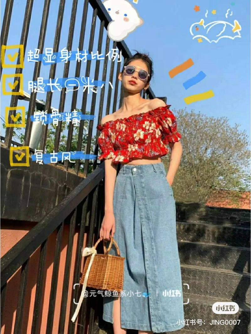 Mẫu áo trễ vai croptop hoa nhí và chân váy jean dài