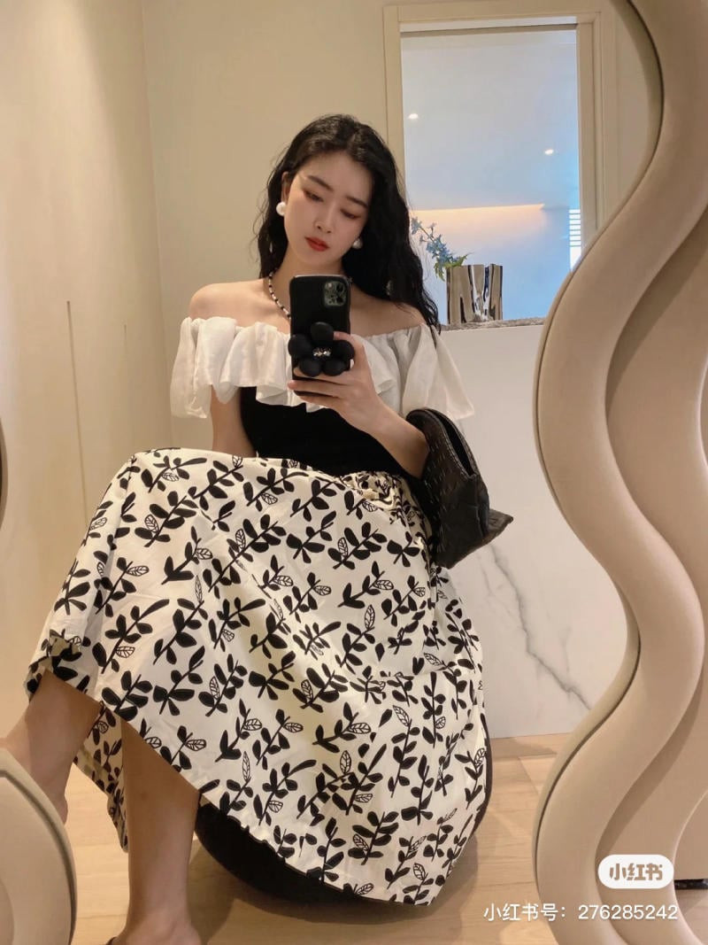 Mẫu áo trễ vai croptop màu trắng với họa tiết hoa nhí và chân váy hoa to