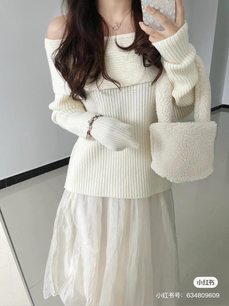 Mẫu áo trễ vai croptop tay bồng và chân váy midi xếp ly, tạo vẻ ngoài nhẹ nhàng