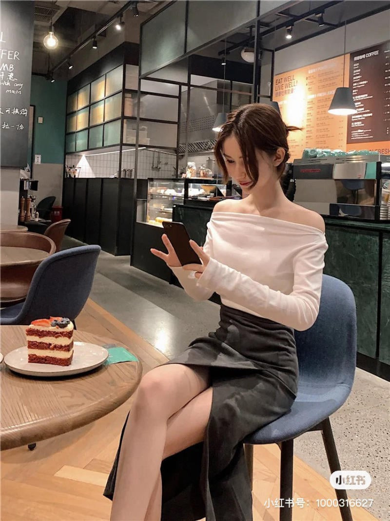 Mẫu áo trễ vai croptop tay bồng và chân váy xẻ tà màu vàng be