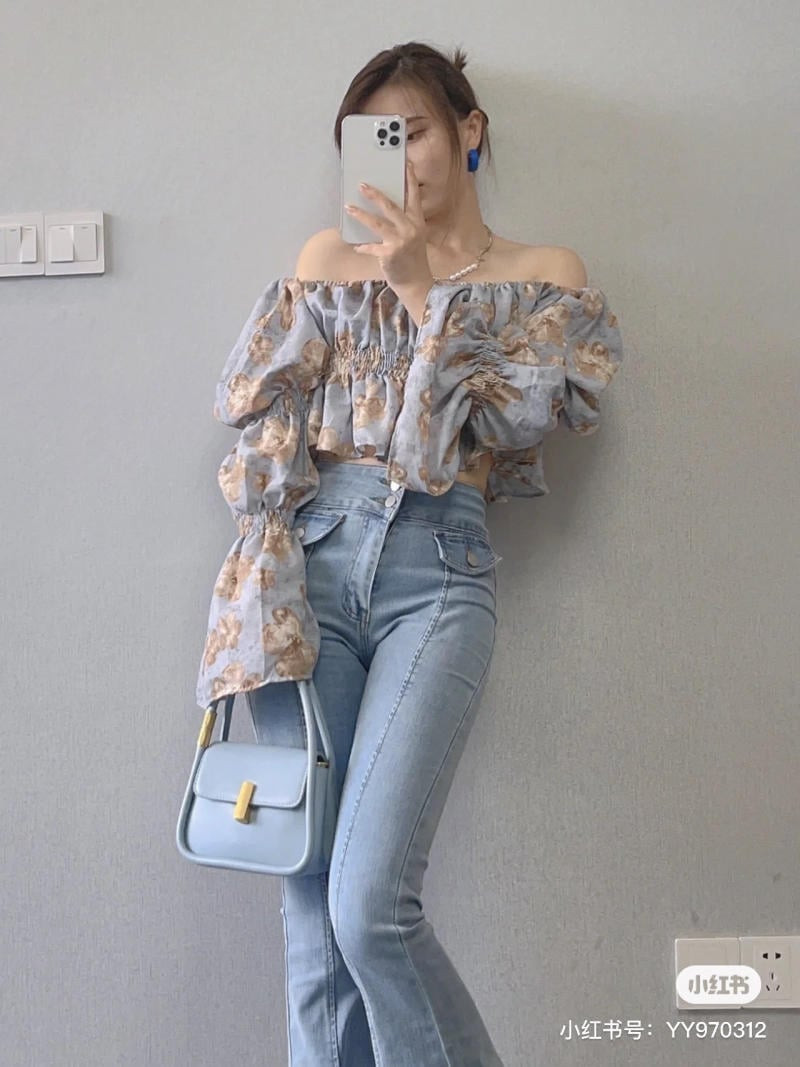 Mẫu áo trễ vai sơ mi kết hợp quần skinny jean tôn dáng