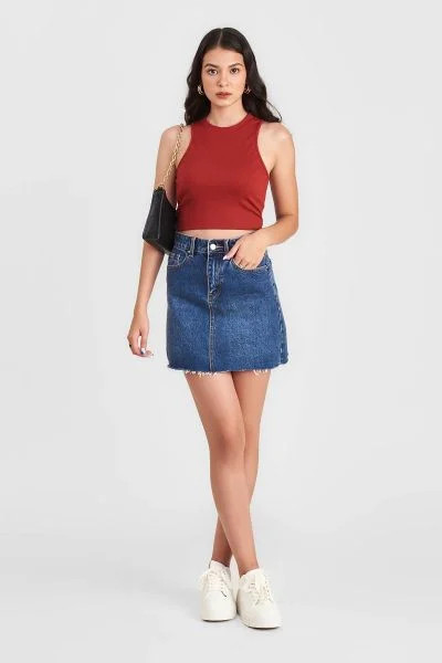 Phong cách công sở hiện đại với áo croptop màu trắng tinh tế phối cùng chân váy midi xẻ tà, tôn dáng thanh lịch