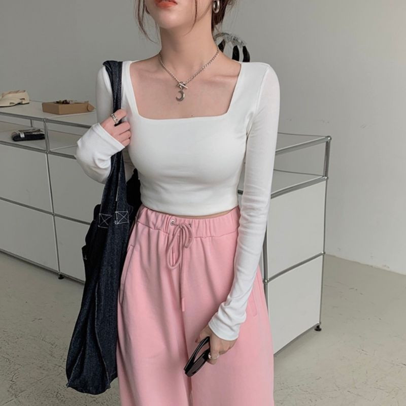 Thiết kế áo croptop cổ vuông màu xanh, giúp khoe khéo xương quai xanh và tạo cảm giác cổ thanh thoát, mang đến vẻ đẹp hiện đại và tinh tế