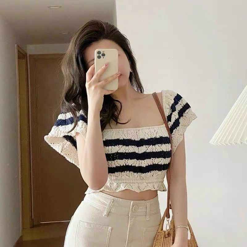 Thiết kế áo croptop len màu kem với họa tiết đan móc độc đáo, mang vẻ đẹp vintage và nữ tính, phù hợp cho phong cách mùa hè