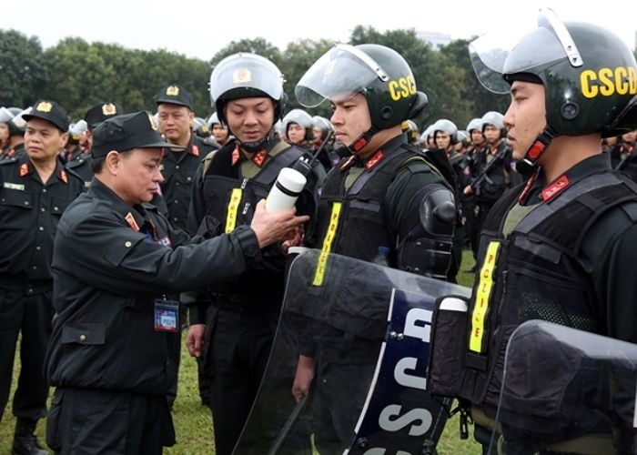 Áo giáp chống đạn và các trang bị phòng thủ khác của lực lượng cảnh sát cơ động, đảm bảo an toàn tối đa cho chiến sĩ khi làm nhiệm vụ.