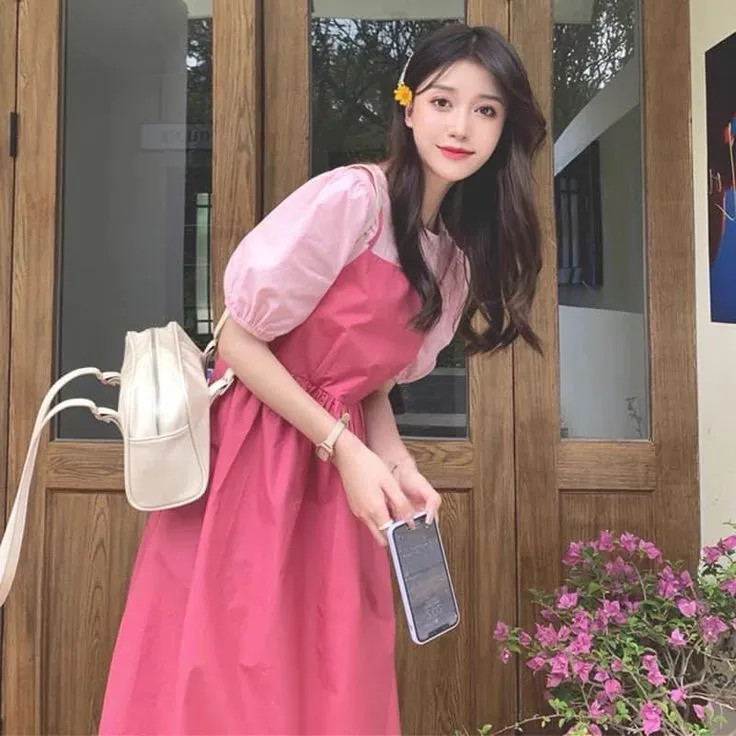 Áo hồng cánh sen kết hợp quần hồng pastel hoặc chân váy hồng nhạt, mang đến vẻ nữ tính, ngọt ngào