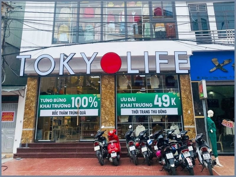 Áo khoác gió nữ dáng ngắn và quần jeans năng động từ Tokyolife, lý tưởng cho phong cách hàng ngày tiện lợi và thoải mái