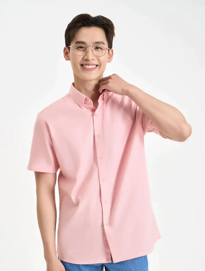 Áo sơ mi hồng nam phối với quần âu màu be, tạo vẻ ngoài lịch lãm, thanh lịch cho môi trường công sở.