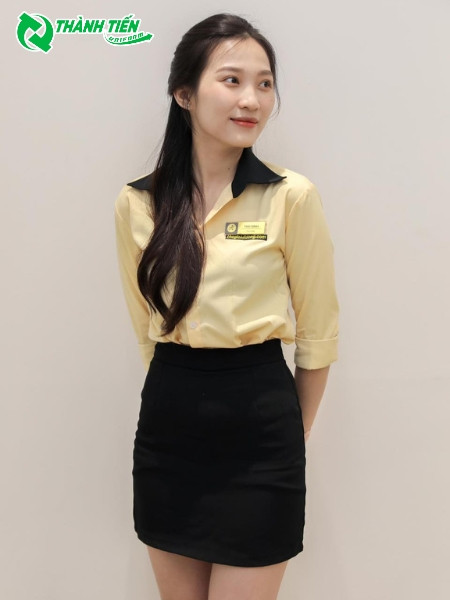 Áo sơ mi kết hợp cùng chân váy bút chì màu đen, tạo vẻ ngoài duyên dáng và chuyên nghiệp cho nữ nhân viên văn phòng