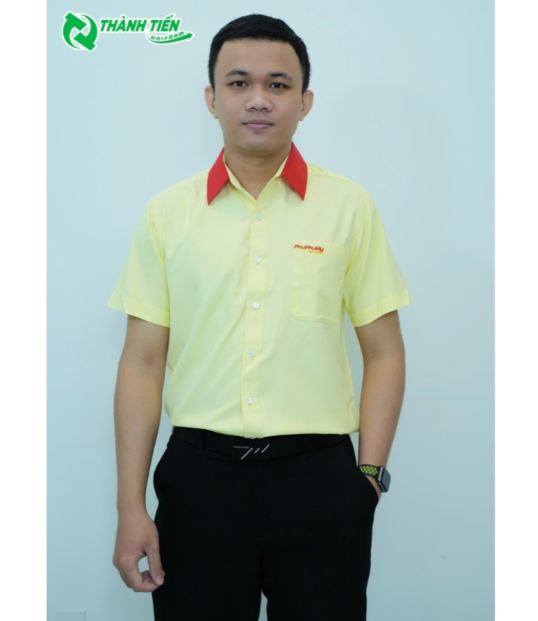 Áo sơ mi trắng kết hợp quần âu nam, mẫu đồng phục công sở phổ biến, mang lại vẻ ngoài thanh lịch và chuyên nghiệp