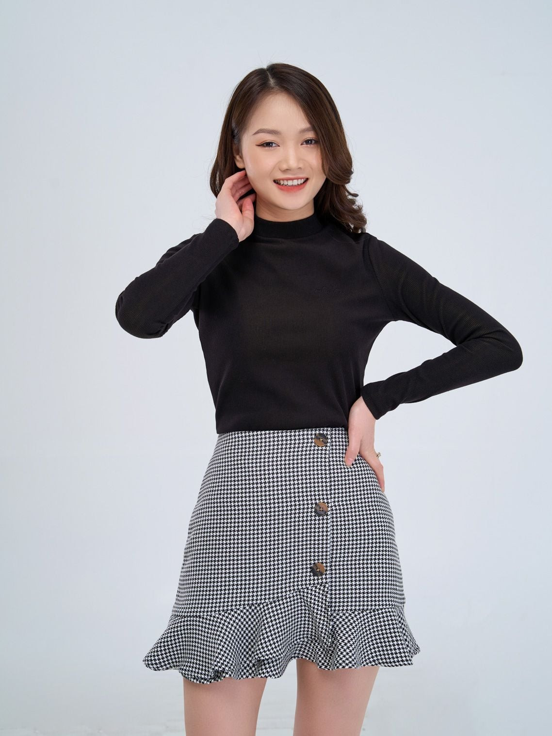 Áo thun nhung tăm mềm mại kết hợp chân váy đuôi cá trẻ trung từ Yody Bắc Giang