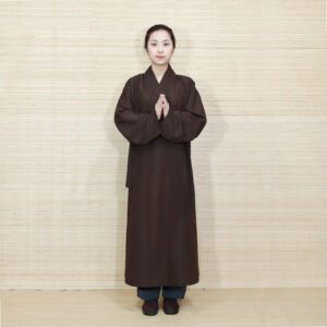 Áo tràng sam bảy vạt màu nâu đen, trang phục đi chùa trang nghiêm cho nam giới ở Hà Nội