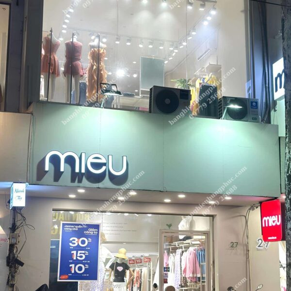 Bảng hiệu cửa hàng thời trang nữ đơn giản mà cuốn hút, tập trung vào tên shop