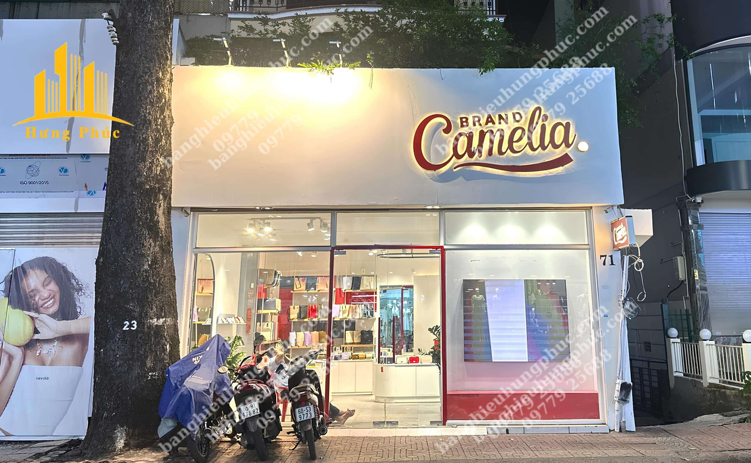 Bảng hiệu mặt tiền shop quần áo nữ với tên thương hiệu màu vàng đồng nổi bật