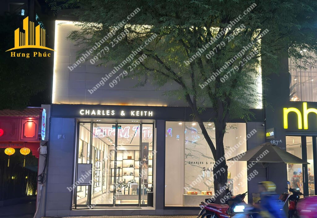 Bảng hiệu shop quần áo nữ tối giản với logo và tên thương hiệu nổi bật