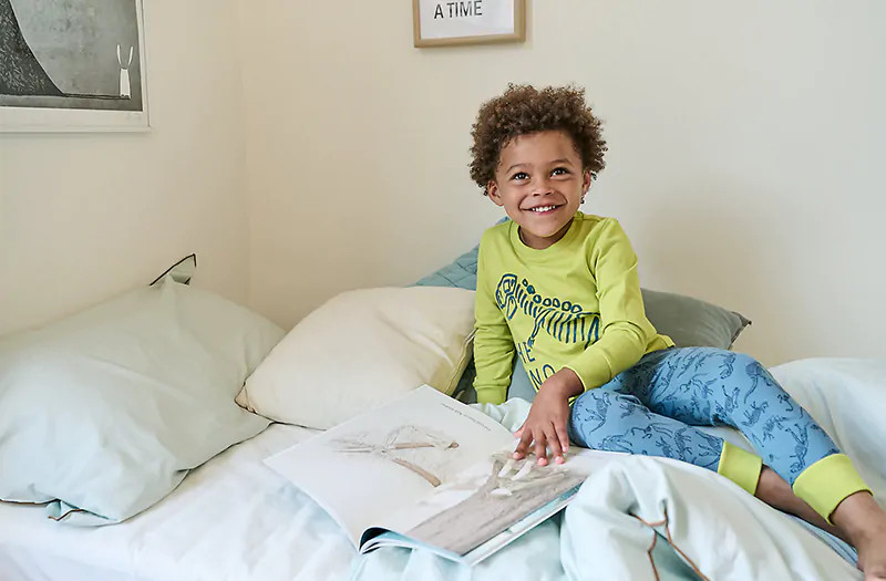 Bé trai 1 tuổi nằm ngủ ngon trong bộ đồ ngủ pyjama cotton mềm mại