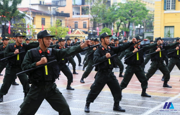 Biển báo cấm mua bán trái phép quần áo cảnh sát cơ động, nhấn mạnh quy định pháp luật nghiêm cấm hành vi này.