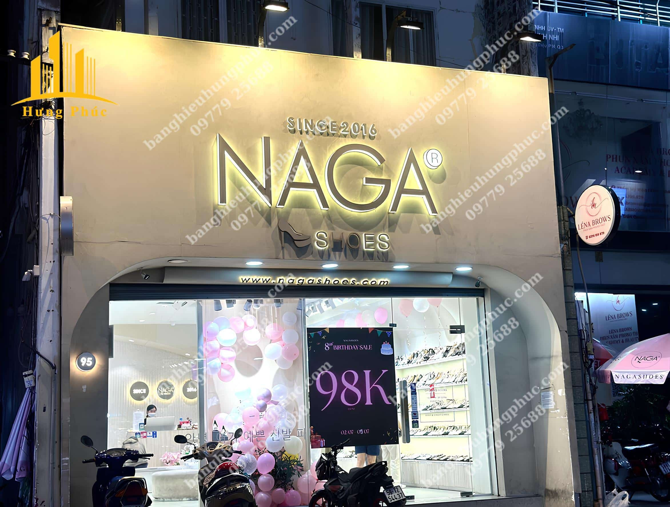 Biển hiệu shop thời trang nữ chữ nổi Inox có đèn LED sáng hông và hắt chân, tạo hiệu ứng ánh sáng độc đáo