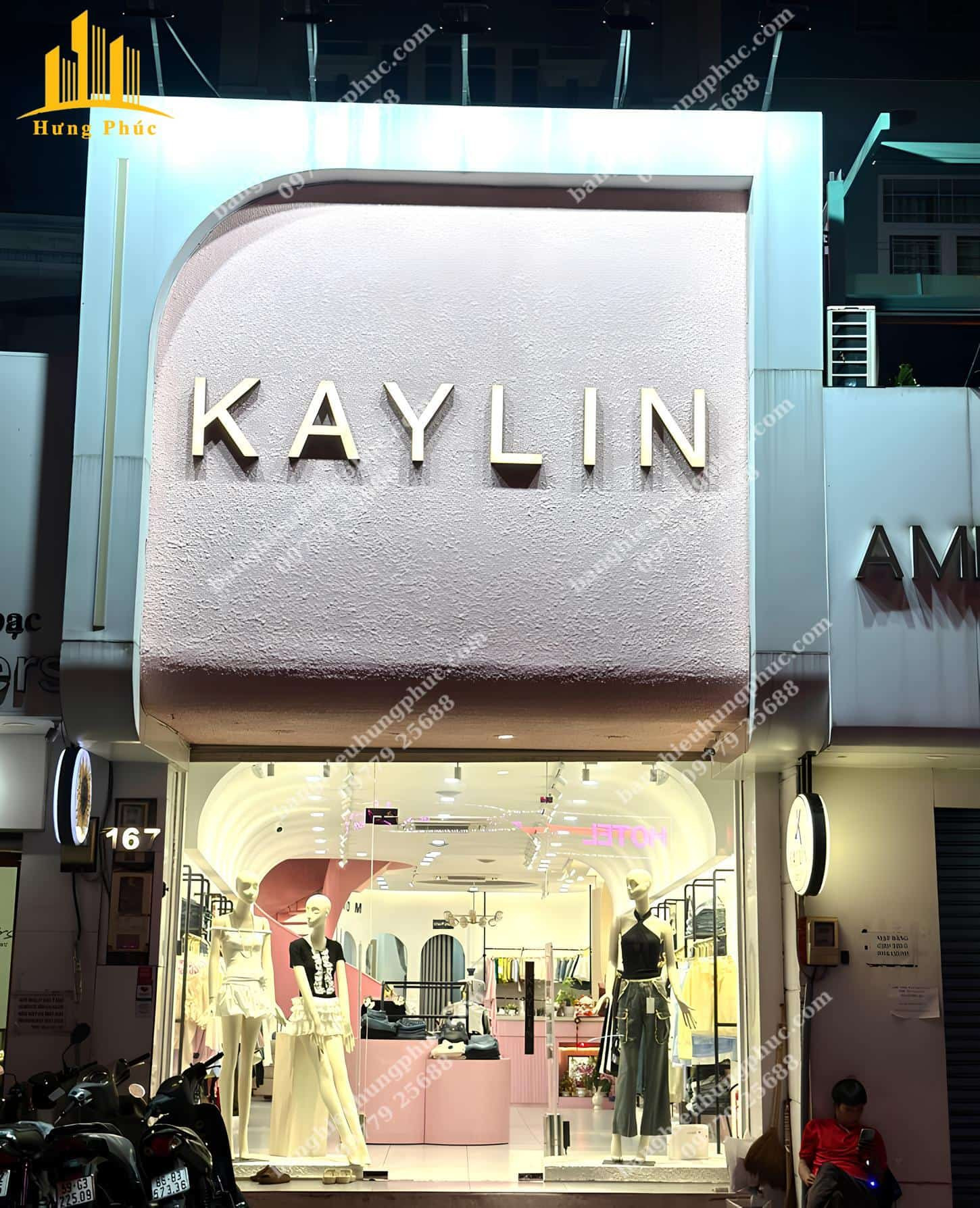 Biển hiệu shop thời trang nữ với chữ nổi mica sơn gai, hiệu ứng bề mặt độc đáo, thu hút