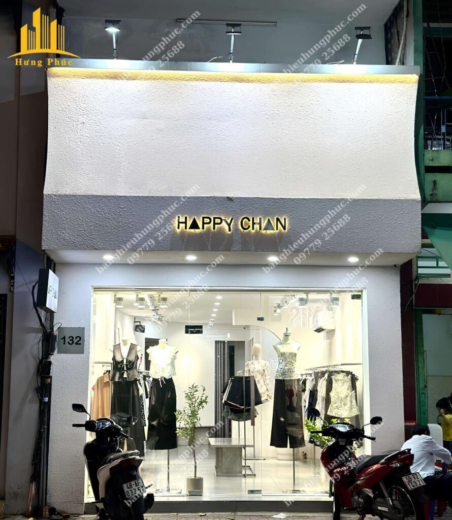 Biển hiệu shop thời trang nữ với tông màu pastel nhẹ nhàng, phù hợp phong cách tiểu thư