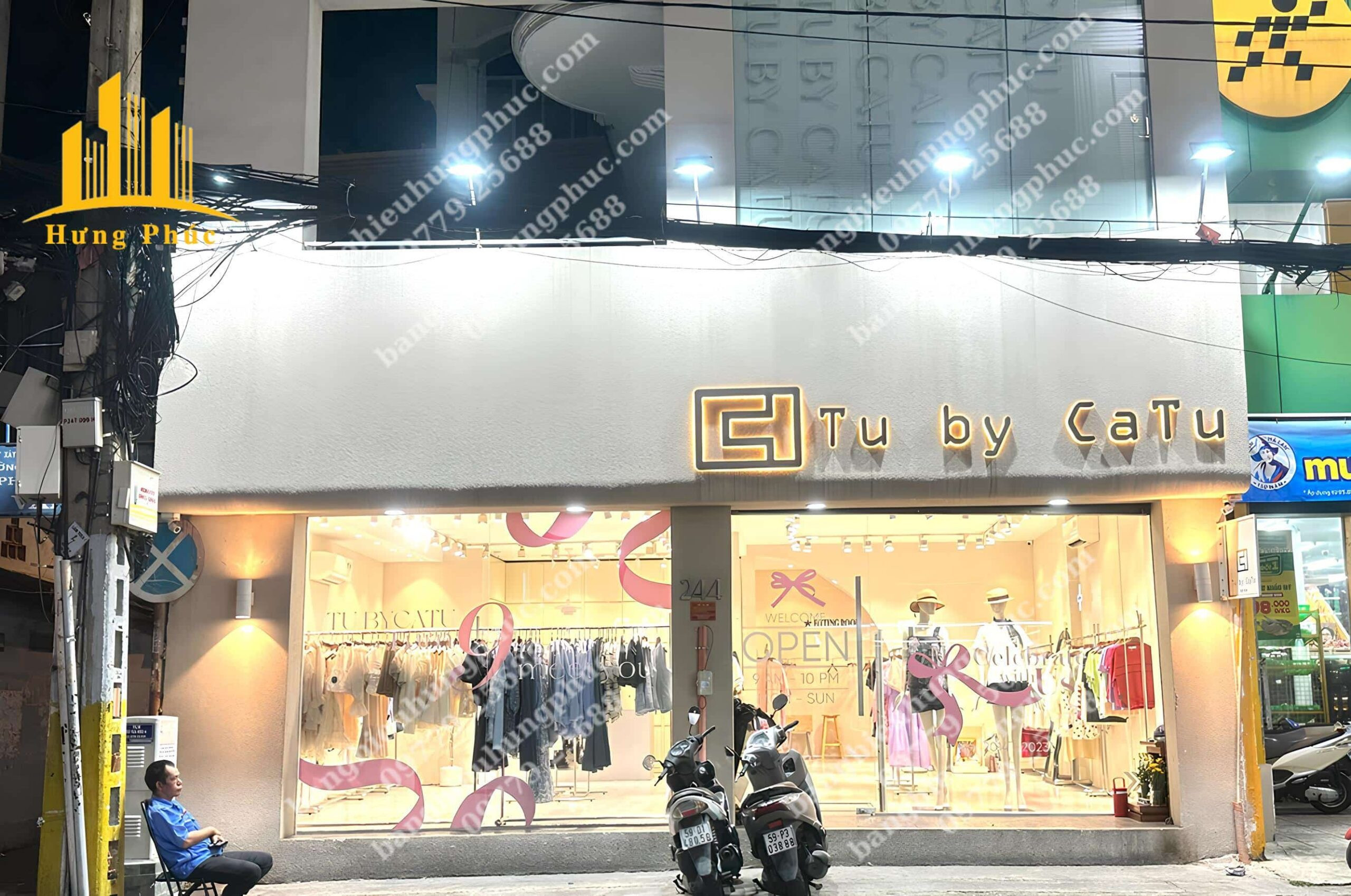 Biển quảng cáo chữ nổi inox có đèn LED sáng chân cho shop quần áo nữ, nền bo cong sơn gai nghệ thuật