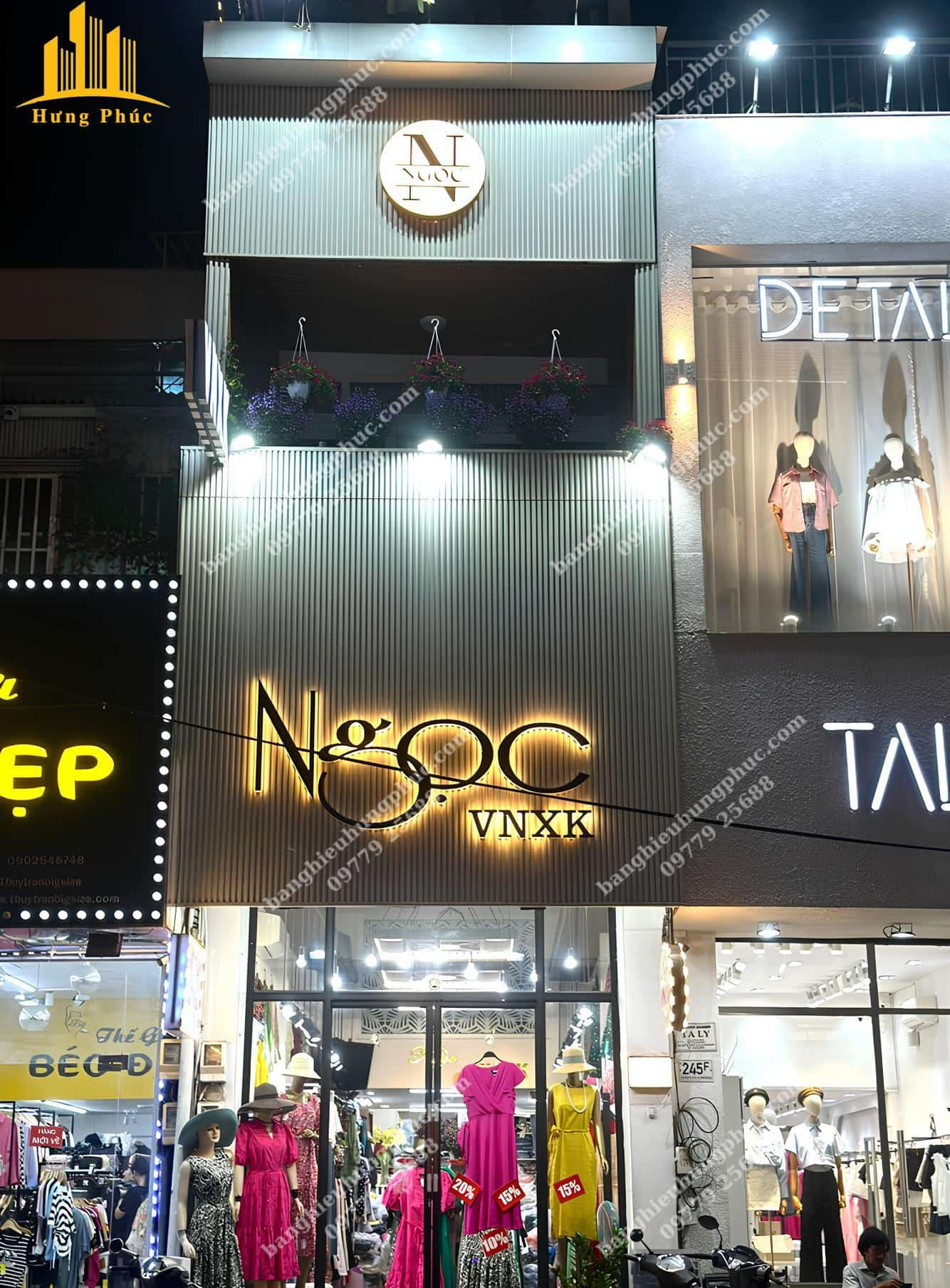 Biển quảng cáo shop quần áo nữ nền lam vân gỗ, chữ mica nổi sáng chân tạo hiệu ứng ấn tượng