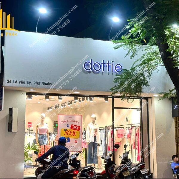 Biển quảng cáo shop quần áo nữ phong cách tối giản, chữ nổi tinh tế trên nền đen