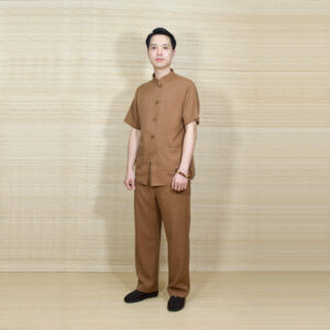 Bộ quần áo đi chùa nam tại Hà Nội với áo cổ trụ tay ngắn màu nâu đất, chất liệu linen mát mẻ