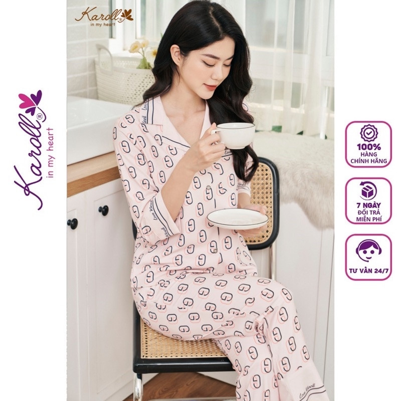 Bộ quần áo mặc ở nhà Karoll với thiết kế sang trọng và tinh tế, đảm bảo sự thoải mái