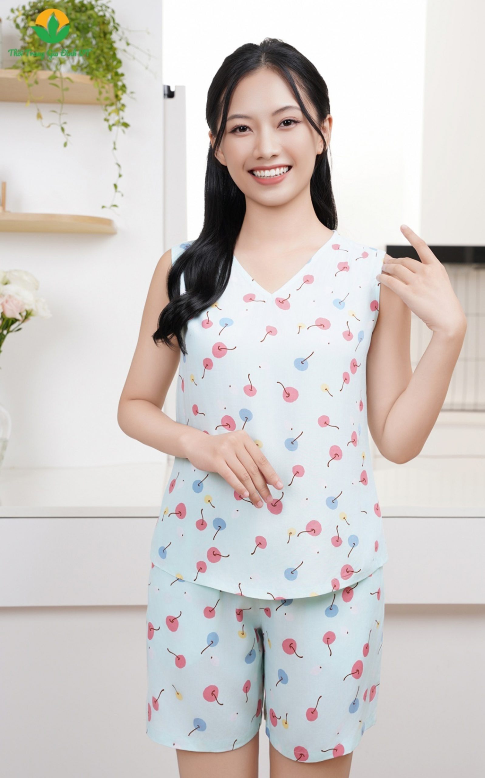 Bộ quần áo mặc ở nhà Việt Thắng với chất liệu vải bền bỉ, mang phong cách truyền thống