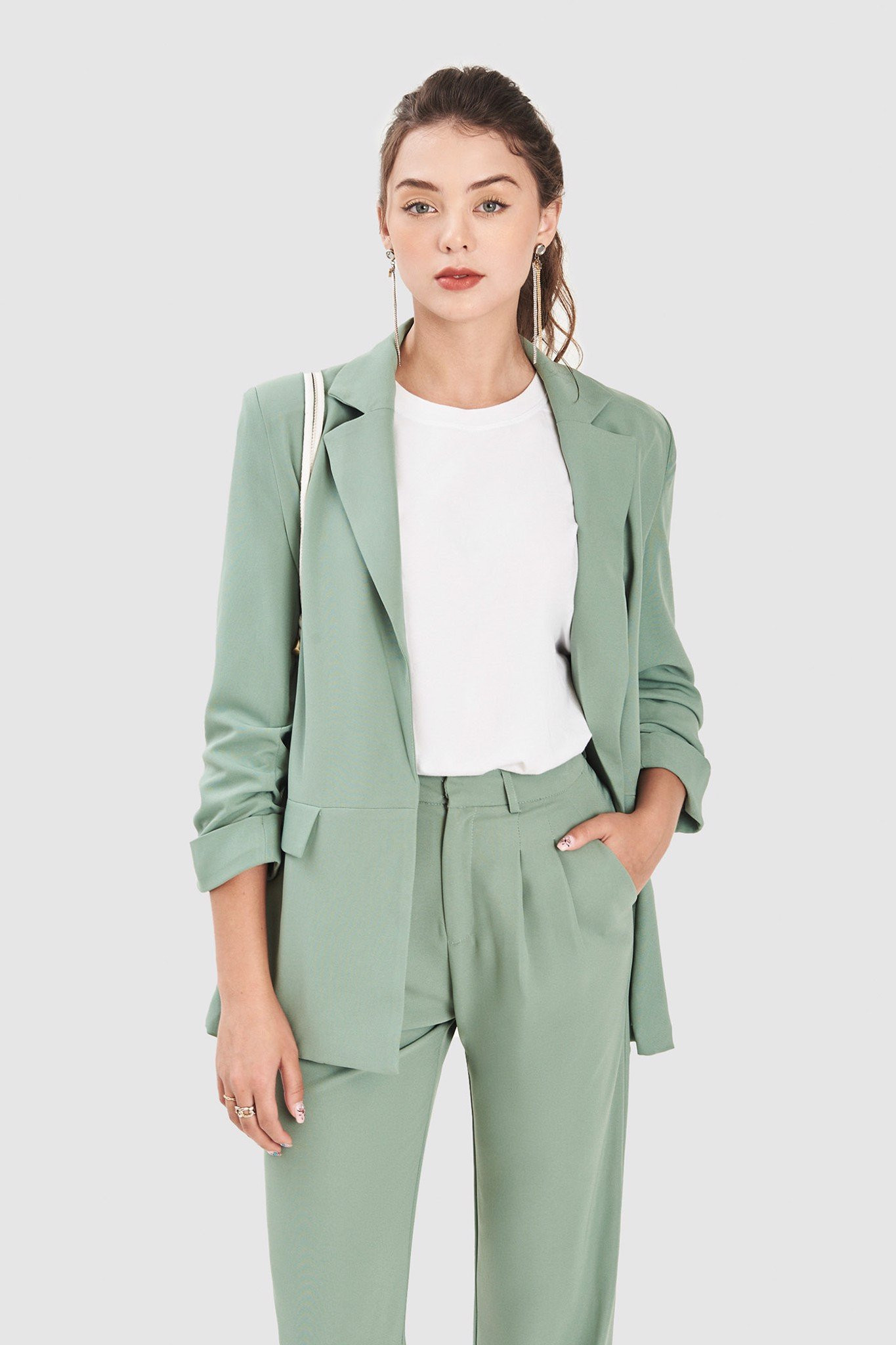 Bộ vest xanh lá cây hiện đại, thanh lịch phù hợp cho môi trường công sở, giúp phái nữ tự tin và chuyên nghiệp