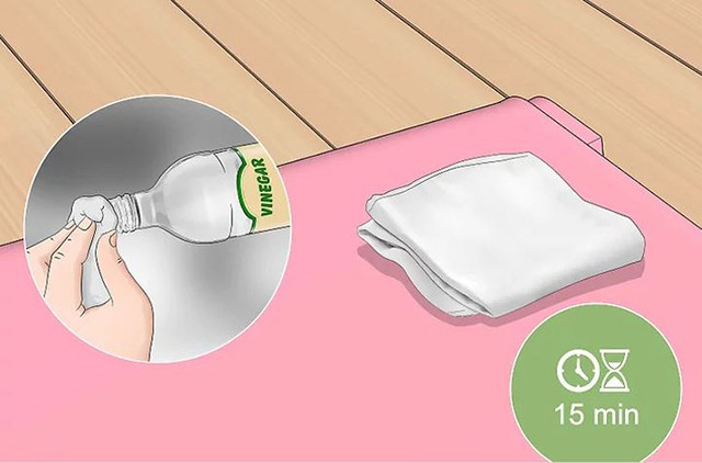 Bông gòn và cồn y tế, giải pháp nhanh chóng để làm tan vết nhựa cây bám trên quần áo trắng mà không làm phai màu.