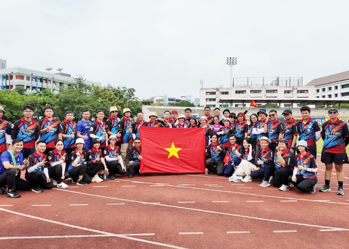 Các mẫu áo đồng phục bắn cung cho đội tuyển Việt Nam, nổi bật với thiết kế thể thao và cờ Tổ quốc.