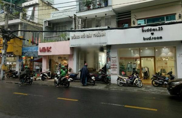 Các shop quần áo và phụ kiện cá tính trên con đường Huỳnh Văn Bánh, Phú Nhuận