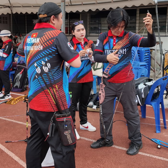 Chất liệu vải in chuyển nhiệt cao cấp, thoáng khí và bền bỉ, lý tưởng cho quần áo đồng phục bắn cung.