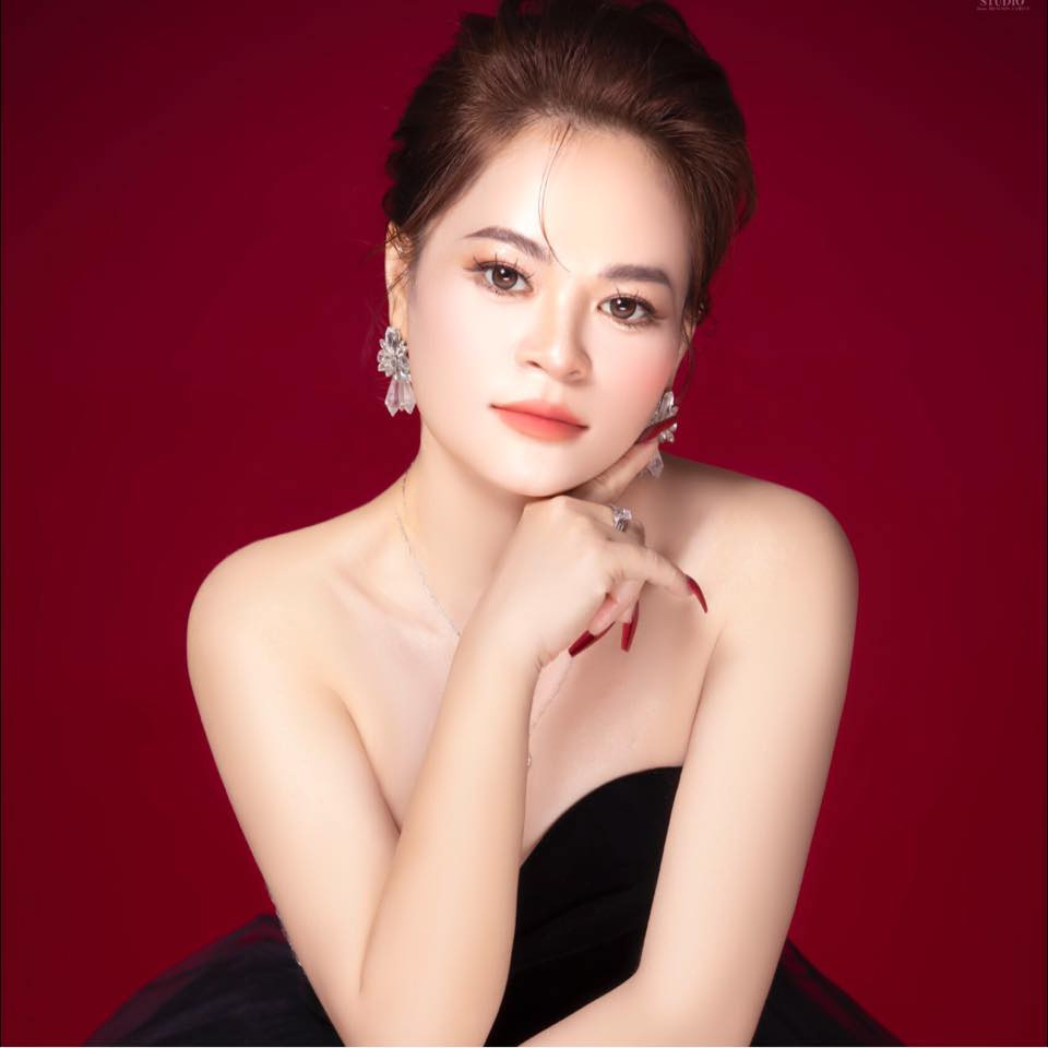 Chị Emily Doan, nhà phân phối mỹ phẩm, với trải nghiệm bất ngờ về chính sách bảo hành trọn đời cho túi xách, đảm bảo độ bền cho các chuyến du lịch