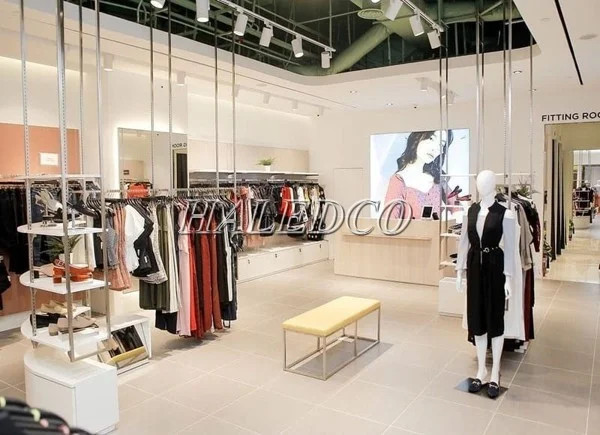 Chọn màu ánh sáng từ đèn trần phù hợp với phong cách và tone màu nội thất shop quần áo