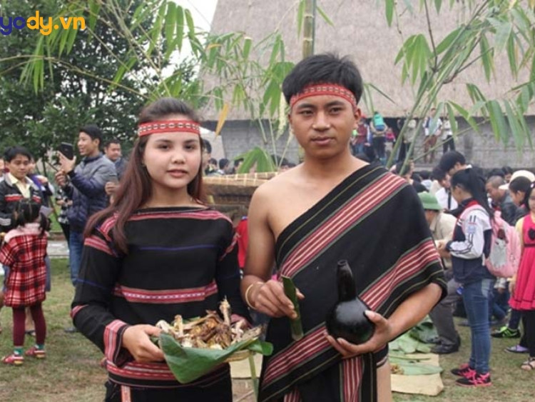 Cô gái Gia Rai tự tin với trang phục dân tộc Tây Nguyên rực rỡ sắc màu