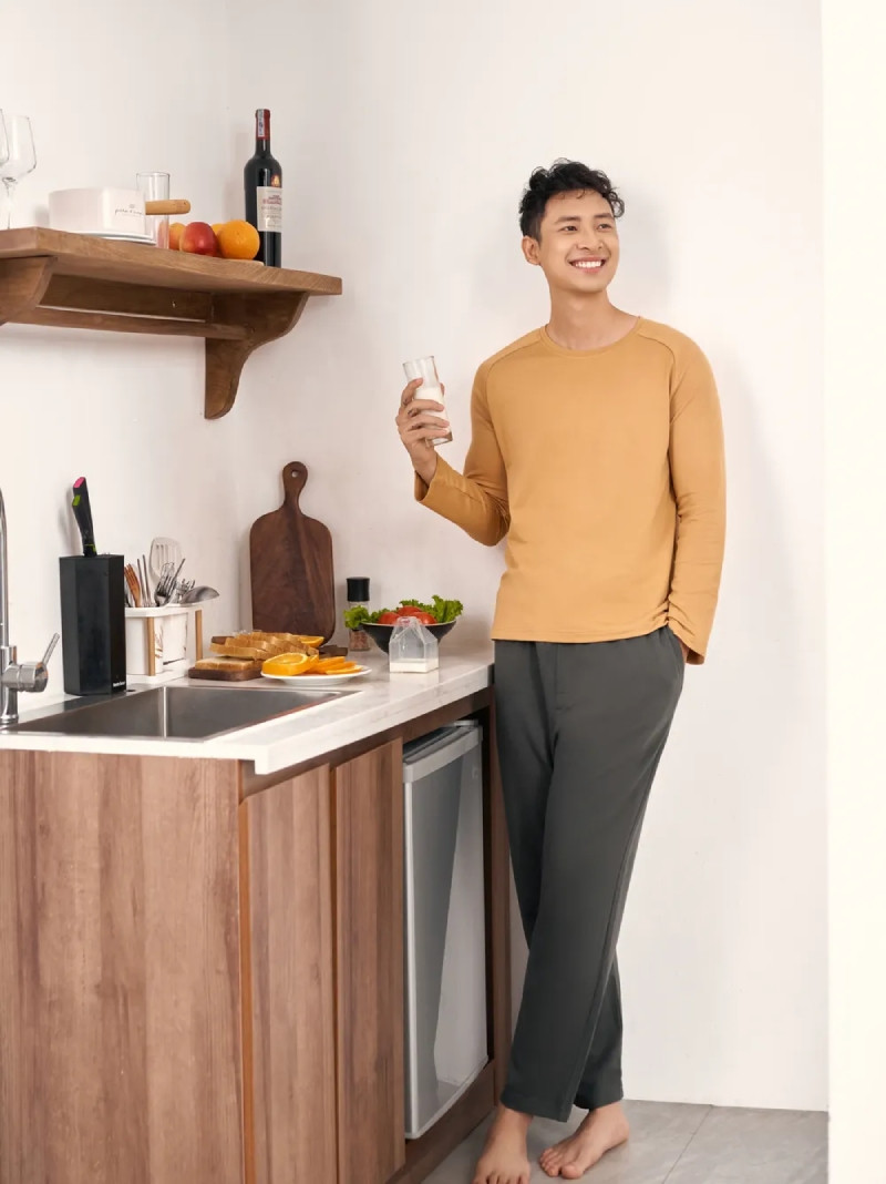 Cô gái mặc áo sơ mi vàng cổ đức kết hợp quần jeans trắng, phong cách trẻ trung, năng động