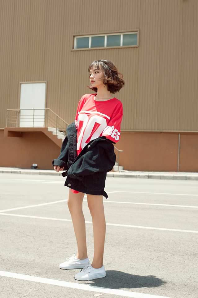 Cô gái trẻ tạo dáng năng động với trang phục streetwear tại shop Bloomode