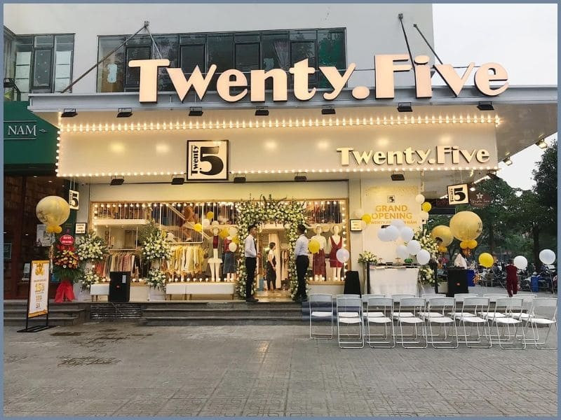 Cô gái trẻ trung trong set đồ áo blazer và quần ống rộng của Twenty Five, phù hợp cho nhiều dịp từ đi làm đến dạo phố