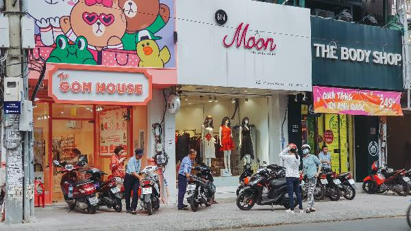 Con đường Lê Văn Sỹ trải dài qua nhiều quận, nơi bạn có thể tìm thấy đa dạng shop bán quần áo